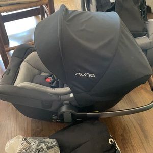 Nuba Pipa Lite car seat w/ base.